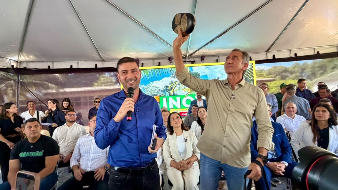 Nicolau Junior presenteia ministro Waldez Góes com artesanato acreano em agradecimento por parceria com os municípios
